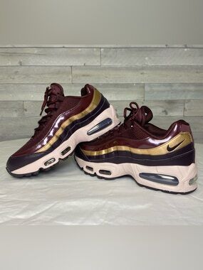 Nike Women’s Air Max Shoes (95 SE
Big Bubble Burgundy Crush)